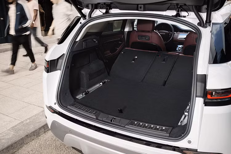 Nhờ cấu trúc Premium Transverse Architecture mới, Range Rover Evoque 2020 có chiều dài cơ sở nhỉnh hơn trước, từ đó mang đến khoảng duỗi chân rộng rãi hơn cho hành khách ở hàng ghế sau. Ngay cả khoang hành lý cũng được tăng thể tích lên 1.430 lít khi ghế sau gập xuống. 