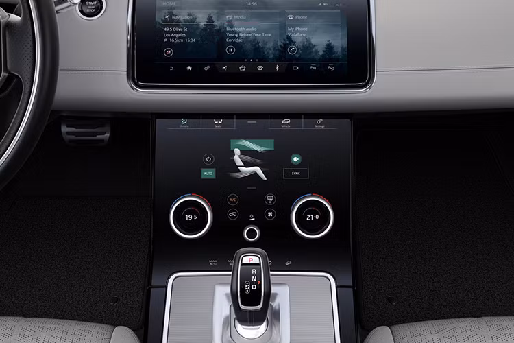 Tùy thuộc vào bản trang bị, Range Rover Evoque 2020 sẽ có ghế bọc da cao cấp, ghế trước chỉnh điện 16 hướng và hệ thống lọc không khí ion hóa. Ngoài ra, người mua có thể chi thêm tiền cho bảng điều khiển trung tâm kỹ thuật số với màn hình 12,3 inch, màn hình hiển thị thông tin trên kính chắn gió và hệ thống Touch Pro Duo với 2 màn hình 10 inch.
