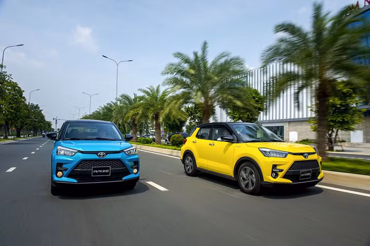 Xe được phân phối tại Việt Nam với 7 màu sắc, dự kiến, mẫu xe này sẽ có mặt tại các Đại lý Toyota trên toàn quốc từ ngày 20/11/2021. Mức giá xe Toyota Raize 2022 rất hấp dẫn, chỉ 527 triệu đồng với bản màu đỏ, đen, và 535 triệu đồng với các tùy chọn màu trắng ngọc trai, trắng - đen, xanh ngọc lam - đen, đỏ - đen, vàng - đen.