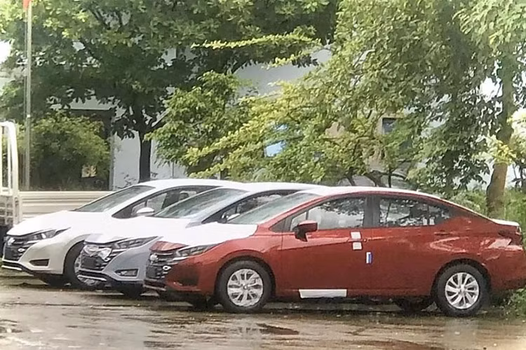 Phiên bản facelift của mẫu sedan Nissan Almera 2024 mới bị bắt gặp tại trung tâm thử nghiệm khí thải Hà Nội. Đây là lần đầu tiên mẫu xe này lộ diện công khai tại Việt Nam sau khi đại lý tiến hành nhận cọc mẫu xe này. Được biết, những khách hàng đầu tiên đặt mua xe Nissan Almera 2024 sẽ được nhận xe vào tháng 9 tới. Xe được nhập khẩu nguyên chiếc từ Thái Lan.