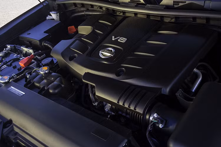 Nissan Armada 2018 sử dụng động cơ xăng V8, dung tích 5,6 lít với công suất tối đa 390 mã lực. Sức mạnh được truyền tới bánh thông qua hộp số tự động 8 cấp. Xe có cả hệ dẫn động 1 cầu lẫn 2 cầu, tùy chọn.