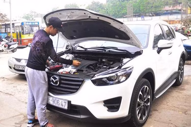 Một chủ phương tiện cho biết do nhu cầu đi chúc Tết nên ai cũng muốn hoàn thiện các thủ tục trước cuối năm. Bởi vậy, biết sẽ đông nhưng vẫn phải mang xe đến đăng kiểm theo quy định.