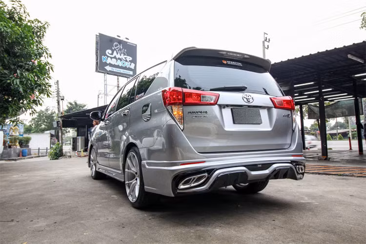 Theo một xưởng độ xe tại Hà Nội cho hay, vật liệu làm bodykit để độ các mẫu xe Toyota lên Lexus thường là nhựa ABS, cao cấp hơn có nhựa PP và composite. Những mẫu này thiết kế sẵn rất nhiều với lẫy được làm như cản nguyên bản, chỉ việc sơn và lắp lên xe chứ không cần chế.