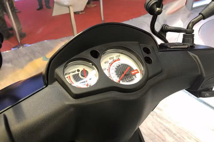 Xe được trang bị hai cấu hình nhưng chi khác nhau về một số chi tiết, phần đầu xe được thiết kế dạng mỏ vịt khá bắt mắt mang đậm chất xe ga thể thao với hai đèn chiếu sáng và xi nhan được đặt trên tay lái. Đồng hồ của xe được thiết kế cá tính với đầy đủ các thông số kỹ thuật, các phím bấm tiện ích đơn giản...