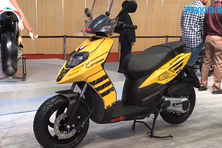 Mức giá xe Aprilia Storm 125 mới được công bố cũng đã gây khá bất ngờ cho người tiêu dùng hiện nay bởi nó còn rẻ hơn "người anh em" SR125 trước đây và chỉ ở mức 21,8 triệu đồng tại thị trường Ấn Độ. Ngoài ra, Aprilia cũng cung cấp một loạt phụ kiện để khách hàng tùy biến Storm 125 theo ý thích.