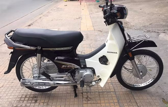 Do mới chỉ vận hành 34 km rồi trùm mền, vì thế các chi tiết vẫn còn giữ được sự nguyên bản như xe vừa xuất xưởng. Đây là chiếc xe theo nhiều người đánh giá là thuọc dạng khó tìm hiện nay, mặc dù nó không độc và hiếm như nhiều chiếc Honda Dream II Thái Lan khác.