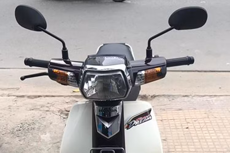 Đây là mẫu cuối cùng của hệ 100cc ra mắt năm 2013, được người mua cách đây 3 năm. Chủ xe đi 34 km, sau đó trùm mền cất giữ. Một người sưu tầm xe ở TP HCM đã tìm cách mua lại. Chính vì vậy, các chi tiết bên ngoại thất của xe vẫn còn nguyên zin như mới vừa được "đập thùng".
