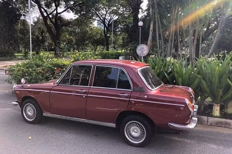 Qua tìm hiểu, được biết chiếc Daihatsu Compagno Berlina 1000 hàng hiếm này là mẫu xe dân dụng tầm trung đã ra mắt lần đầu tại Triển lãm ô tô Quốc tế Tokyo năm 1961, trước khi lên dây chuyển sản xuất tại Nhật Bản trong giai đoạn từ năm 1963–1970.