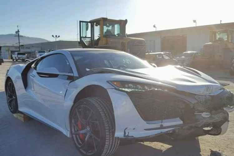 Tại thị trường Mỹ, Acura NSX có giá khởi điểm từ 156.000 đô la (khoảng 3,54 tỷ đồng), tuy nhiên ở những thị trường khác như Trung Quốc, chiếc siêu xe của thương hiệu Honda từng đánh bại Lamborghini Aventador trong cuộc đua đường thẳng có giá cao hơn gấp nhiều làn, vào khoảng trên 400.000 đô la (khoảng hơn 9 tỷ đồng).