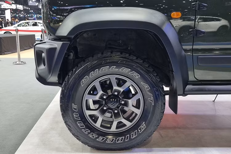Ngoài xanh Solid Jungle Green và trắng ngà - nóc đen, Suzuki Jimny 2023 tại Thái Lan còn có những tùy chọn màu sắc khác là xanh cốm - nóc đen, trắng, xám, đen, trắng cũng như xanh dương - nóc đen. Tại Thái Lan, Suzuki Jimny 2023 chỉ có 1 phiên bản là 1.5 AT 4WD với thiết kế 3 cửa. So với phiên bản cũ bán tại Thái Lan, Suzuki Jimny 1.5 AT 4WD 2023 không có gì khác biệt.