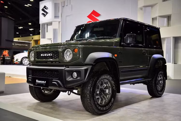 Nhân viên tư vấn bán hàng tại đại lý cho biết Suzuki Jimny tại Việt Nam sẽ chỉ có phiên bản 3 cửa, nhập khẩu nguyên chiếc từ Nhật Bản và giá bán không quá 800 triệu đồng.