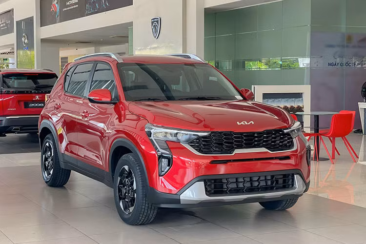 Mức giá xe Kia Sonet 2024 tại nước ta được phân phối với 3 phiên bản, gồm: 1.5 Deluxe, 1.5 Luxury và 1.5 Premium bán ra lần lượt tương ứng 539 triệu, 579 triệu và 624 triệu đồng. So với phiên bản cũ, giá bán Kia Sonet 2024 có phần nhỉnh hơn và hiện đang là mẫu xe đắt nhất trong phân khúc SUV hạng A tại Việt Nam hiện nay.