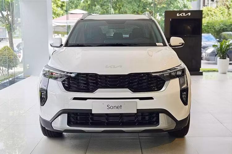 Phần đầu xe gây ấn tượng với cụm đèn pha mới, được bao quanh bằng dải đèn LED định vị ban ngày kiêm đèn báo rẽ với thiết kế lấy cảm hứng từ bản đồ sao.
