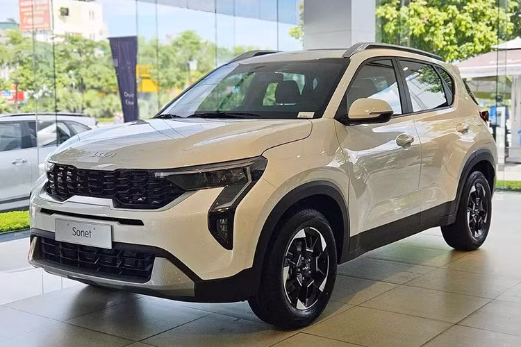 Phiên bản nâng cấp của mẫu xe Kia Sonet đã chính thức được ra mắt người tiêu dùng Việt Nam vào ngày 15/6/2024 vừa qua. Là một mẫu xe bán khá chạy của Kia tại thị trường Việt Nam, phiên bản Kia Sonet 2024 nâng cấp đã được tinh chỉnh khá nhiều ở ngoại thất, nhằm tăng sức cạnh tranh với các đối thủ và tạo thêm sức hút với khách hàng.