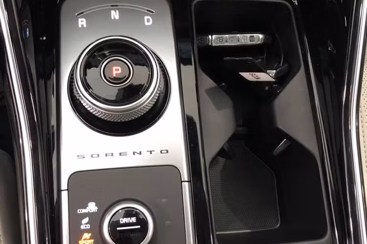 Kia Sorento thế hệ mới được trang bị nhiều “đồ chơi” an toàn và hỗ trợ lái trong gói an toàn tiên tiến ADAS (Advanded Driver Assistant System) với các tính năng cảnh báo và hỗ trợ thông minh cho người lái như: hỗ trợ phanh tự động khẩn cấp, cảnh báo lệch làn và giữ làn đường, cảnh báo điểm mù, kiểm soát hành trình thích ứng tự động duy trì khoảng cách, camera 360 độ... 