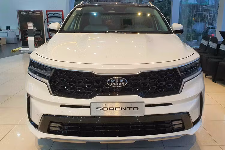 Phần đầu xe Sorento 2021 tại Việt Nam gây ấn tượng mạnh với lưới tản nhiệt tạo hình “mũi hổ” cỡ lớn nối liền cụm đèn pha full-LED mới. Bên dưới là cản trước với các khe hút gió lớn. Cụm đèn sương mù lạ mắt trong lưới tản nhiệt bên dưới, phần cửa sổ thứ 3 ở hai bên cách điệu. 