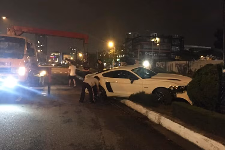 Cách đây khoảng 1 tháng, vụ tai nạn xe Ford Mustang GT 5.0 Limited Edition "hàng hiếm" chỉ có 1.964 chiếc được sản xuất trên thế giới bất ngờ xảy ra tại Đà Nẵng đã khiến giới mê xe không khỏi xót xa. Vụ việc này đã làm ngoại thất chiếc xe "ngựa hoang" bị hư hỏng khá nặng.