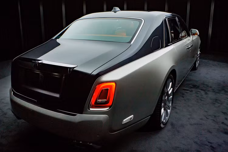 Nếu so với Phantom VII, khung sườn không gian của Phantom mới có độ cứng hơn khoảng 30% và nó giúp cải thiện về mức độ tiện nghi vận hành, khả năng cách âm, tiện nghi ghế ngồi, tạo hình ngoại thất và không gian nội thất. Bên cạnh khung sườn không gian hoàn toàn bằng nhôm mới, Phantom thế hệ mới cũng có hệ thống treo mới.