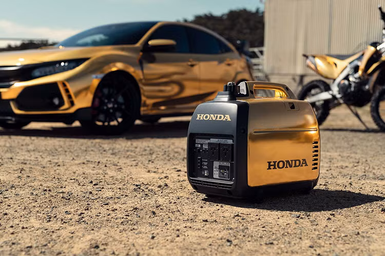 Máy cắt cỏ Honda HRU19 Buffalo Premium và máy phát điện EU22i. Mỗi sản phẩm này đều có tem dán "50 Years in Australia" nổi bật.