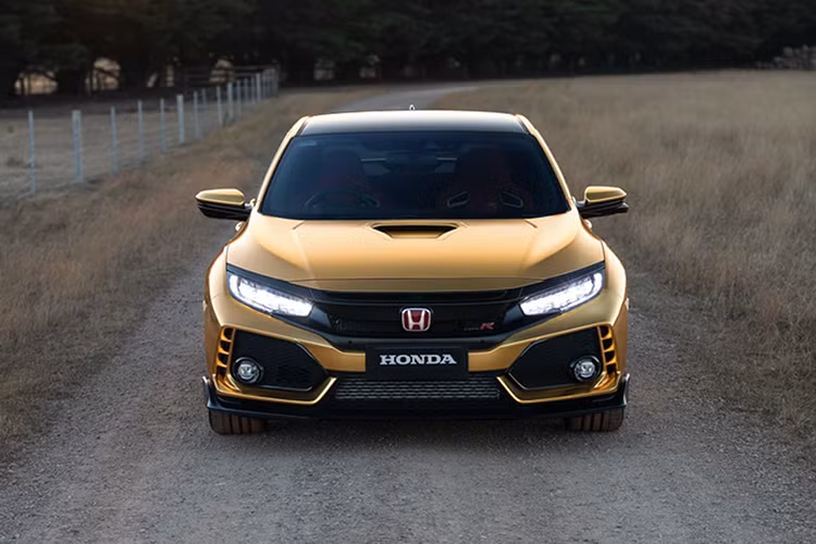 Honda Civic Type R mạ vàng, mẫu xe này được trang bị khối động cơ 4 xy-lanh thẳng hàng (I4) 2.0 lít tăng áp mạnh 310hp@6.500 vòng/phút và mô-men xoắn 400Nm@2.500 v/p. Kết hợp với hộp số sàn 6 cấp (6MT) đi cùng với hệ dẫn động cầu trước (FWD).