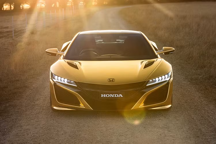 Mẫu xe thể thao Honda NSX mạ vàng, động cơ V6 3.5L 500hp@6.500 - 7.500 v/p và mô-men xoắn cực đại 550 Nm@2.000 - 6.000 v/p, kết hợp động cơ điện cho công suất 573hp + 650Nm, kết hợp với hộp số tự động ly hợp kép 9 cấp (9 DCT).