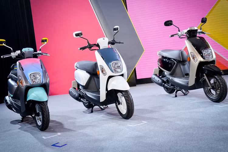 Mới đây Yamaha Đài Loan vừa chính thức ra mắt Yamaha Cuxi 2018 mới với trang bị động cơ 115cc, thay vì động cơ 100cc như phiên bản tại thị trường xe máy Việt Nam trước đây. Mẫu xe ga cỡ nhỏ này cũng không quá thay đổi so với thế hệ trước, vẫn mang thiết kế nhỏ gọn và khá thời trang.