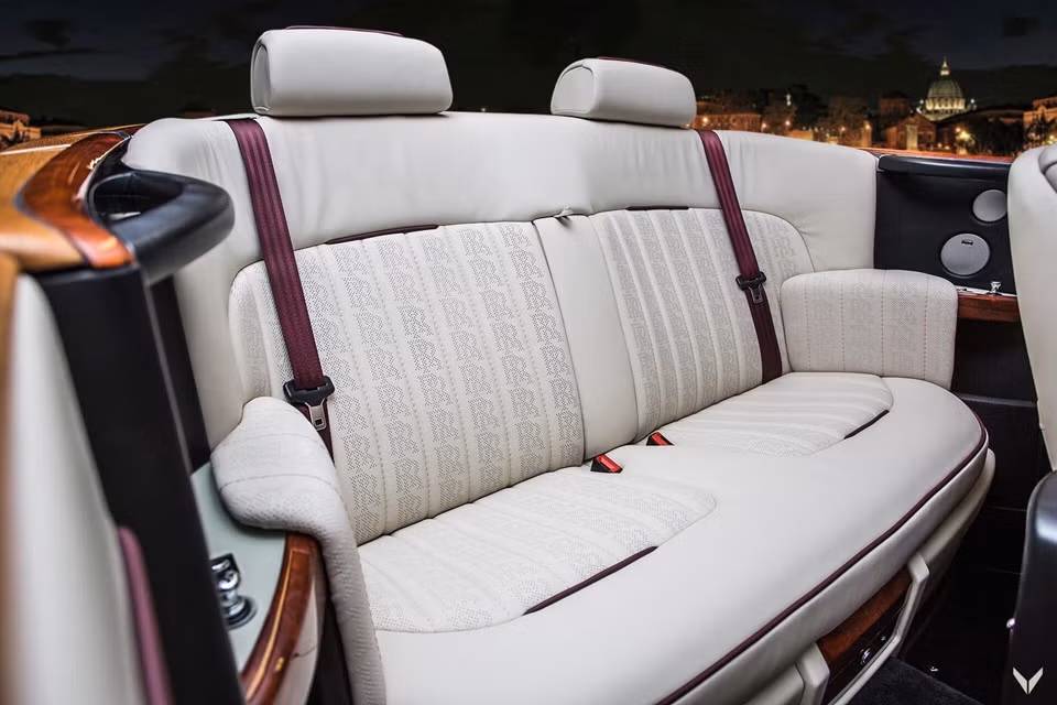 Vẫn sử dụng chất liệu gỗ tếch cho khu vực phía sau khoang cabin như phiên bản tiêu chuẩn, nhưng ở gói độ mới các tấm gỗ này đặc biệt hơn khi được đánh bóng lại giúp tăng thêm vẻ sang trọng. Các kỹ sư của Vilner đã dành tổng cộng 120 giờ cho công đoạn cầu kỳ này.