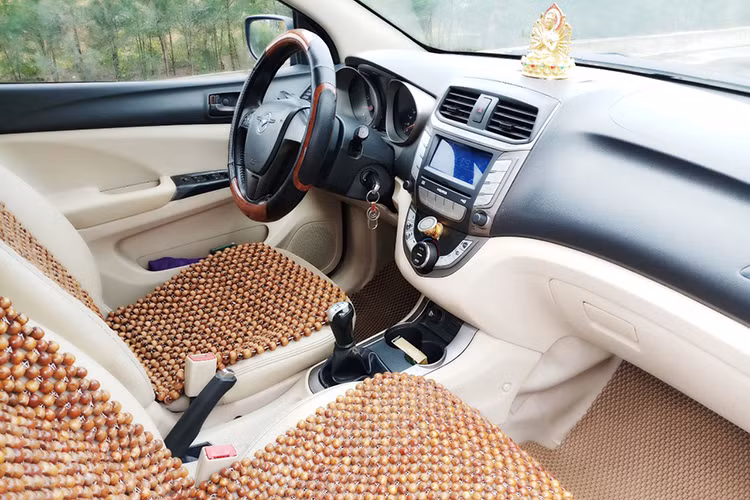 Về nội thất, Haima M3 1.5 CVT có thiết kế khá nhẹ nhàng và tối giản tới mức có thể. Ghế bọc nỉ hoặc da tùy từng phiên bản. Hàng ghế sau của chiếc sedan có thể gập lại, tăng dung tích khoang chứa hành lý từ 450 lít lên con số lớn hơn. Hệ thống giải trí chỉ dừng lại ở đầu đĩa CD – MP3 – FM – AM, hệ thống âm thanh 4 – 6 loa.