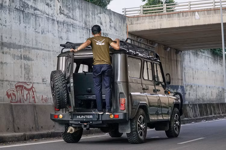 Bộ cản cũ của xe cũng đã được thay thế bằng sắt dạng hộp lớn, các chi tiết ngoại thất mới giúp chiếc xe không chỉ mang phonng cách mạnh mẽ mà còn cá tính hơn. Bên trong, chủ xe cho lắp thêm dàn điều hòa để phù hợp với khí hậu Việt Nam cùng một số phụ kiện cho việc giải trí.