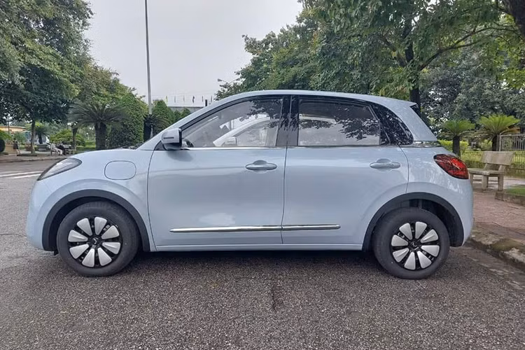 Cả hai bản của Wuling Bingo chạy điện đến từ Trung Quốc đều được trang bị hai cổng sạc khác nhau, đáp ứng cả nhu cầu sạc nhanh DC và sạc chậm AC, với khả năng sạc nhanh từ 30% đến 80% pin chỉ trong 35 phút.