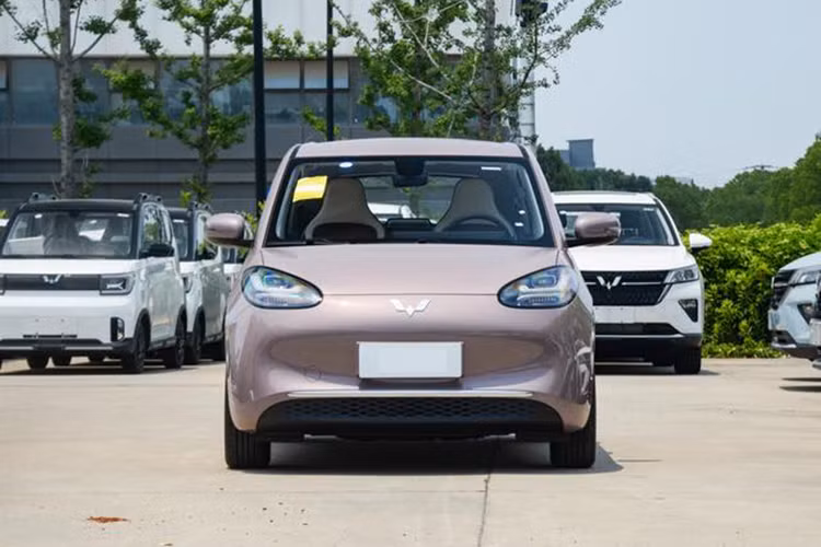 Về thiết kế nội - ngoại thất, Wuling Bingo dành cho khách Việt tương đồng với sản phẩm đang mở bán tại các thị trường khác. Xe sở hữu ngoại hình năng động, phảng phất hơi hướng cổ điển với những đường nét bo tròn.