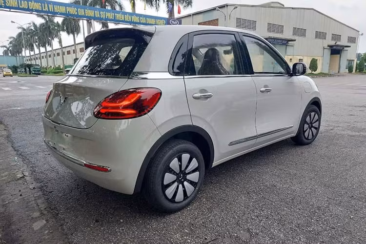 Lưới tản nhiệt Wuling Bingo khép kín giống phần đa các mẫu ô tô điện hiện nay. Đèn pha LED tạo hình giọt nước, tích hợp đèn ban ngày LED; la-zăng ốp màu bạc, đèn hậu LED và cảm biến phía sau. Khu vực gắn biển số trang bị 2 đèn chiếu sáng, giúp xe thêm phần nổi bật khi chạy vào ban đêm.