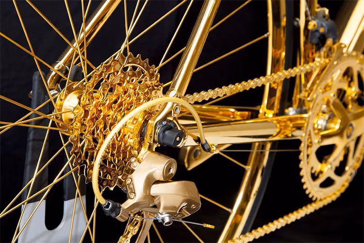 Theo ông Fernando đại diện Goldgenie tại London cho biết, “Gần đây chúng tôi đã nghiên cứu và tìm hiểu, phát hiện ra rằng trên thế giới thậm chí còn có cả một nhà vệ sinh được mạ vàng 24 cara, tin được không?”.
