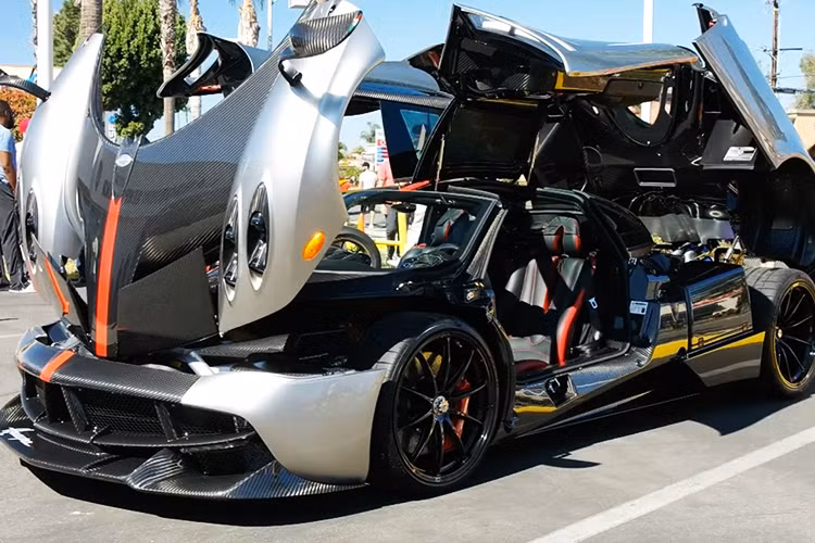 Gói nâng cấp này bổ sung cho Huayra bộ bodykit khí động học bằng sợi carbon mới, bộ mâm 10 cánh bằng hợp kim nhôm hàng không có đường kính 20 inch ở phía trước và 21 inch ở phía sau. Đằng sau các bánh xe là hệ thống treo Ohlins điều chỉnh 4 cấp, trong khi hệ thống xả titan khiến trọng lượng của Pagani giảm 3 kg.
