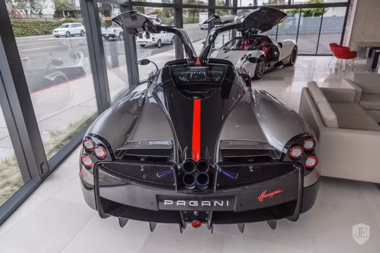 Để chiếc Huayra của mình trở nên khác biệt, một chủ xe tại Mỹ đã đặt hàng Pagani tạo ra một phiên bản đặc biệt cho riêng mình, mang tên Pagani Huayra Americano. Siêu xe mui kín từng được sản xuất này chỉ có duy nhất cá nhân hoá trong số 100 chiếc trên toàn Thế giới.
