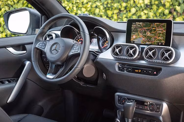 Bên trong khoang lái, mẫu xe bán tải Mercedes X350d này sở hữu nội thất tương tự như phiên bản cao cấp từng ra mắt. Các tính năng đáng chú ý bên trong xe bao gồm hàng ghế trước tích hợp hệ thống sưởi và chỉnh điện 8 hướng, vô lăng bọc da tích hợp cần số thể thao.