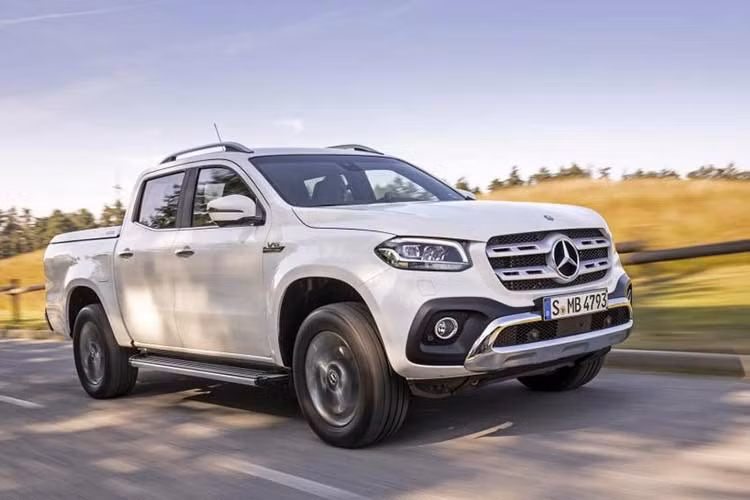 Về thiết kế, Bán tải Mercedes-Benz X350d mới không có sự khác biệt lớn so với những bản khác thuộc dòng bán tải Mercedes X-Class, nhưng sẽ sử dụng mâm hợp kim 6 cánh kép 17 inch đẹp mắt hơn. Ngoài ra, X350d còn có một số khác biệt nhỏ như tấm bảo vệ cản trước và sau mạ chrome.