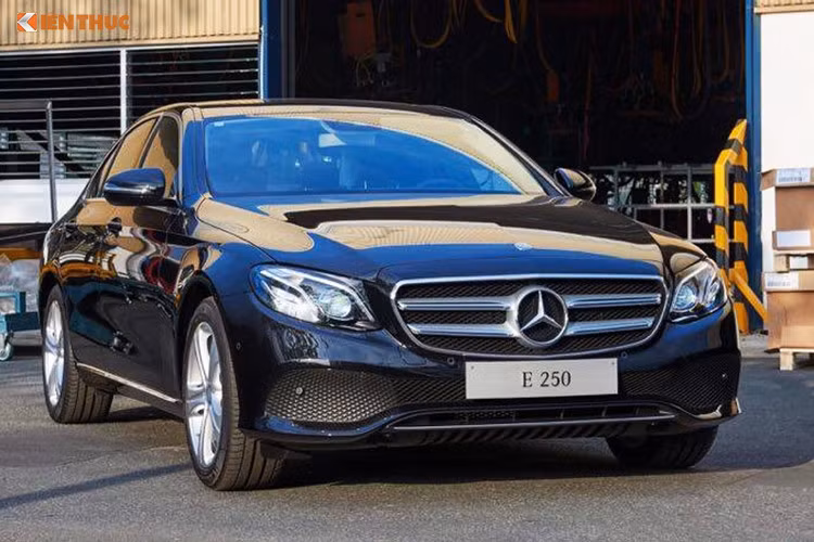 Hệ thống an toàn trên Mercedes-Benz E250 nổi bật với phanh ABS, hỗ trợ phanh khẩn cấp BAS, chống trượt khi tăng tốc ASR, ổn định thân xe điện tử ESP, dây đai an toàn 3 điểm với công nghệ căng đai khẩn cấp và giới hạn lực siết, dàn túi khí phía trước, bên hông trước và sau, túi khí cửa sổ, túi khí cho đầu gối, camera góc quan sát 180 độ,...