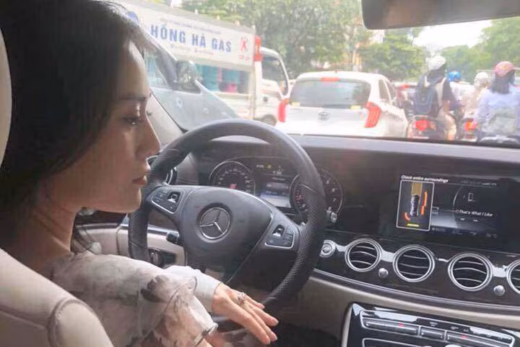 Kích thước của Mercedes-Benz E250 2017 cũng đạt mức 4.923 x 1.852 x 1.474 mm (DxRxC) cùng trục cơ sở dài 2.939 mm. Đuôi xe với cụm đèn LED đơn mảnh với thiết kế cánh hạc đặc trưng của các mẫu saloon Mercedes-Benz. Cụm ống xả hai bên thiết kế mạnh mẽ cùng viền cản xe phía sau được mạ crom.