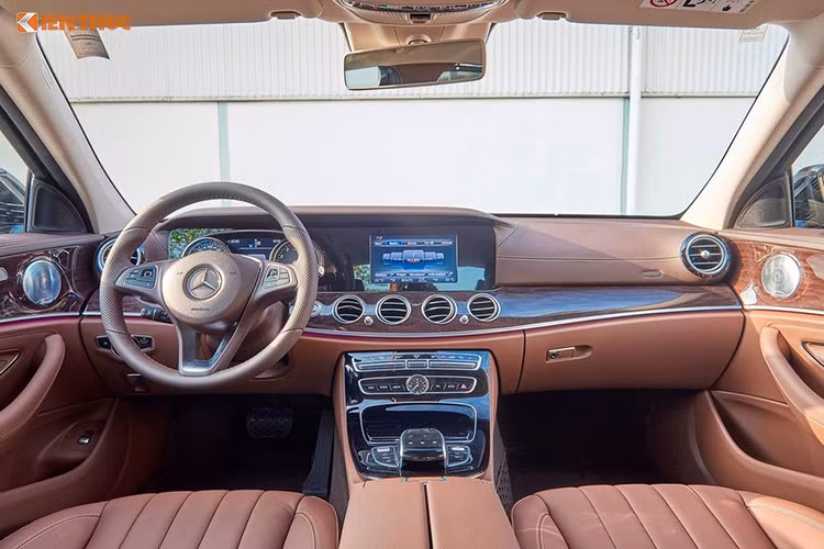 Bên trong nội thất của chiếc xe sang Mercedes-Benz E250 sở hữu giao diện trên bệ trung tâm nổi bật với màn hình đa thông tin trung tâm kích thước 8,4 inch, hệ thống âm thanh Burmester đẳng cấp. Xe sử dụng nhiều chi tiết gỗ ốp trên bệ trung tâm và bệ cần số màu đen hoặc nâu café, vô-lăng bọc da nappa và cửa sổ trời chỉnh điện...