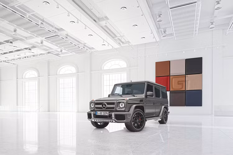 So với phiên bản thường, Mercedes G-Class Designo Manufaktur Edition được thương hiệu Mercedes-Benz nâng cấp bên ngoài 3 màu sơn đặc biệt là Designo Magma Red, Designo Mystic White và Obsidian Black, bánh xe 5 chấu AMG cùng lốp 275/55 và lưới tản nhiệt, ốp gương hậu và vỏ bánh xe dự phòng được sơn đen bóng.