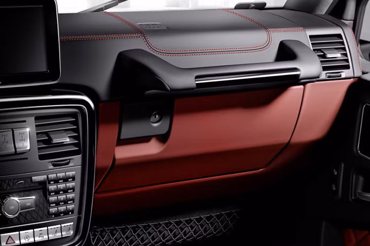 Phiên bản này có màu sơn độc nhất gọi là AMG Monza Grey Magno, một thanh ngang đặc biệt được làm bằng thép không gỉ trên lưới tản nhiệt và ốp gầm, dãy sơn xám mờ bên thân, mâm xe 21 inch sơn mờ cùng vỏ 295/40 trên chiếc G65 đắt tiền hơn sẽ được trang bị bộ mâm sáng bóng.