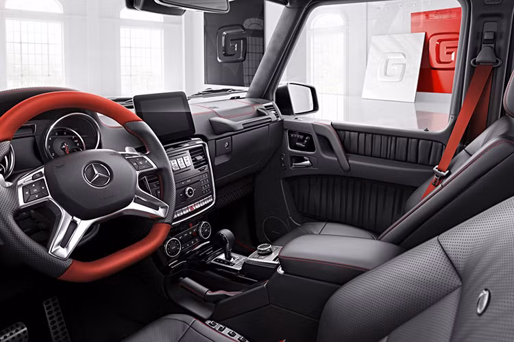 Bên trong, thiết kế của G-Class Designo Manufaktur Edition được bọc da Nappa màu đen với khâu màu đỏ, vô-lăng AMG Performance phối đen-đỏ, các chi tiết nhựa trang trí nội thất sơn màu đen, dây an toàn màu đỏ, logo 'Designo Manufaktur Edition' cạnh cần số.