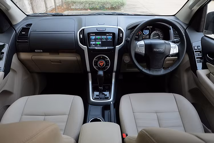 Bước vào bên trong Isuzu MU-X 2017, người lái sẽ thấy thiết kế tổng thể tương tự phiên bản cũ. Hãng Isuzu đã dùng sự kết hợp giữa 2 màu be và đen mới cho nội thất của mẫu SUV cỡ trung. Trong khi đó, ghế, bệ tì tay và mặt cửa được bọc da màu be nhạt, tạo cảm giác sang trọng hơn.