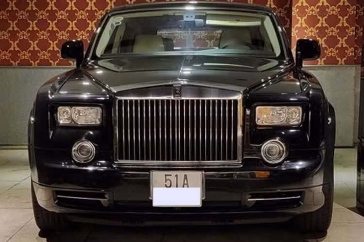 Mẫu xe siêu sang cỡ lớn Anh quốc này có khối lượng lên đến gần 2,5 tấn, tuy nhiên chỉ mất chưa đến 6 giây để tăng tốc từ 0-100 km/h nhờ hộp số tự động 6 cấp và có tốc độ tối đa đạt ngưỡng 240 km/h.