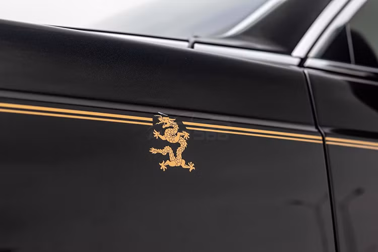 Chiếc Rolls-Royce mang biển số 51A - 359.88 còn lại thuộc bản Phantom Year of the Dragon. Xe chỉ được sản xuất giới hạn 33 chiếc dành cho thị trường Trung Quốc nhưng tại Việt Nam đã có đến 6 chiếc. Được biết, ở thời điểm mới về nước, giá xe Rolls-Royce Phantom Year of the Dragon bán ra không dưới 32 tỷ đồng.