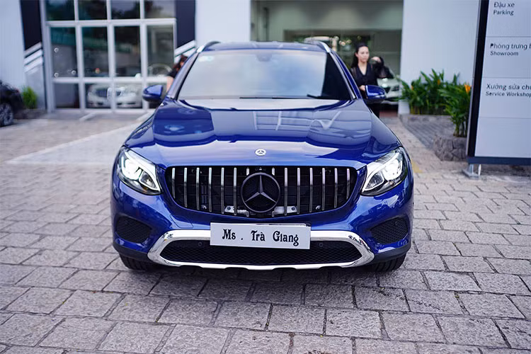 Các chi tiết thiết kế tổng thể của GLC 200 vẫn mang thiết kế đặc trưng của GLC với những đường cong quyến rũ của ngôn ngữ “Sensual Purity”. Những tấm ốp mạ chrome, vòm bánh tối màu, bậc lên xuống &amp; giá để hành lý trên nóc xe bằng hợp kim nhôm khẳng định chất SUV của xe...