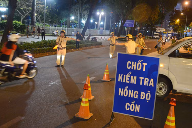 Hành vi từ chối, không chấp hành yêu cầu kiểm tra nồng độ cồn có thể sẽ bị phạt bằng mức cao nhất đối với khung vi phạm về nồng độ cồn.