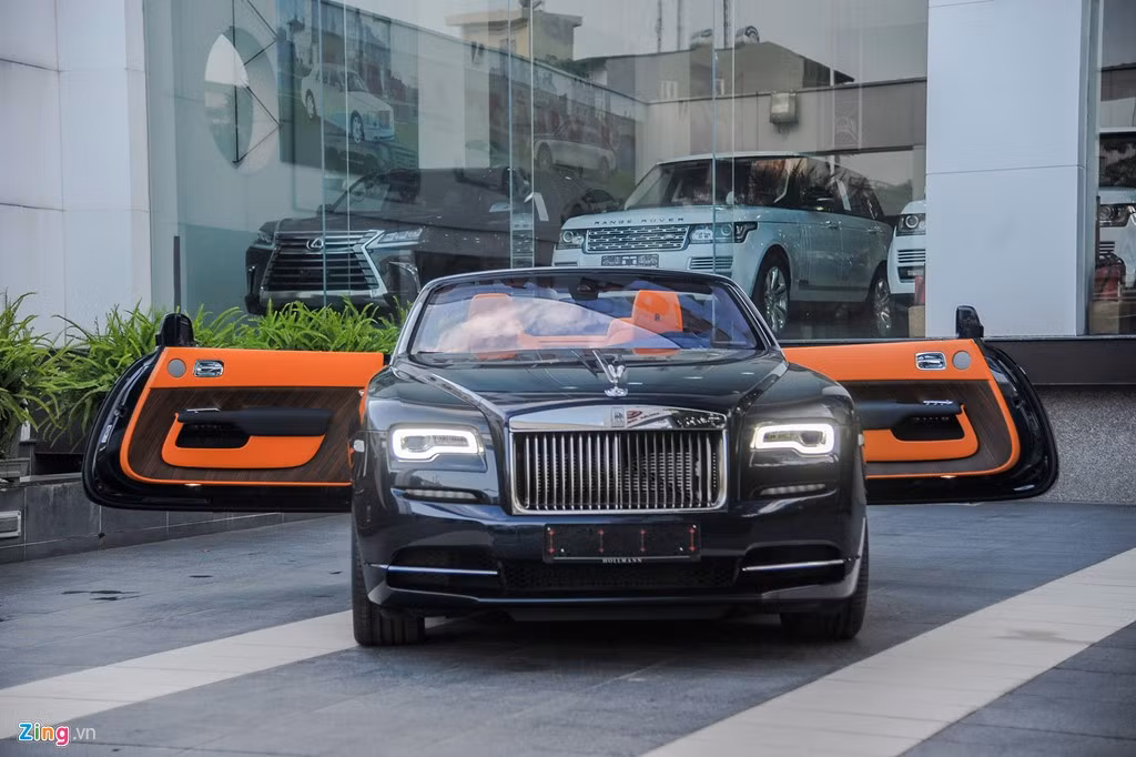 Chiếc Rolls-Royce Dawn độc nhất tại Việt Nam này được một showroom tư nhân nhập về từ tháng 7/2016 tại Hải Phòng và hiện có mặt tại Hà Nội để tìm khách. Dawn được đánh giá là mẫu xe mui trần yên tĩnh nhất thế giới thời điểm hiện tại.