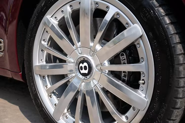 Một trong những điểm nhấn đáng chú ý trên Mulsanne Speed nằm ở bộ la-zăng 21 inch đa chấu, hàng thửa của Bentley. Bộ la-zăng này được chế tạo từ nhôm nguyên khối, đi kèm kẹp phanh cùng tên thương hiệu.